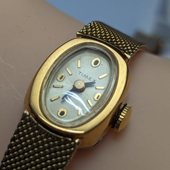 Timex Watch Bracelet Wind Up Mechanical and is Working Excellent Condition 17 Jw main image 5